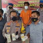 Kapolresta Banyuwangi Kombes Pol. Arman Asmara Syarifuddin menunjukkan tersangka dan barang bukti. (foto: ist)