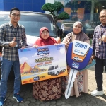 Ngatini (tiga dari kiri) saat menerima undian PHS BRI berupa mobil Suzuki Carry pikap.