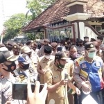 Aliansi Mahasiswa dan Rakyat Peduli Petani Tembakau saat melakukan aksi damai di Kantor DPRD Pamekasan. (foto: ist).