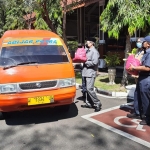 BANTU SOPIR: Wabup Nur Ahmad menyerahkan bantuan sembako untuk sopir angkot di Pendopo Delta Wibawa, Senin (27/4). foto: ist