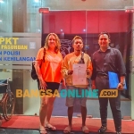 Kuasa Hukum Yoga Septian Widodo saat mendampingi pelapor Ke SPKT Polres Pasuruan. Foto: M Andy Fachrudin/BANGSAONLINE