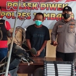 Tersangka saat diamankan di Mapolsek Diwek beserta barang bukti. foto: AAN AMRULLOH/ BANGSAONLINE