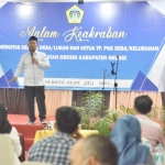 Bupati Gresik Fandi Akhmad Yani memberikan arahan kepada kepala desa dan lurah di Kecamatan Gresik. foto: ist.