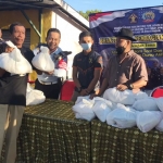 Kalapas Kelas IIA Pamekasan saat membagikan 200 paket sembako di depan halaman perumahan dinas lapas Jalan Kabupaten.