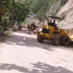 Alat berat yang masih melakukan proses pembersihan lokasi longsor. 