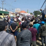 Warga saat memblokir  jalan Betoyo-Pecuk Kecamatan Manyar. foto: SYUHUD/ BANGSAONLINE