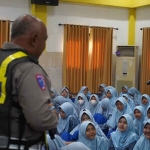Kanit Lantas Polsek Taman saat mengedukasi siswa baru SMP Muhammadiyah 2.