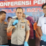 Kapolres Batu AKBP Harviadhi Agung Prathama didampingi Wakapolres dan Kasatreskrim saat merilis kasus penggelapan ranmor di Mapolres Batu, Jumat (21/2).
