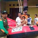 Tim NU Care-Lazisnu saat evakuasi korban banjir di Dusun Karangasem, Desa Karangsemanding, Kecamatan Balongpanggang, Gresik. Foto: Ist