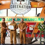 Kepala Satuan Pendidikan SMAN 2 Batu, Wartono, saat menerima penghargaan Wali Kota Batu dan wakilnya.