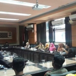 Petani Garam asal Madura menyampaikan aspirasi kepada Komisi B DPRD Jatim terkait impor garam. foto: DIDI ROSADI/ BANGSAONLINE
