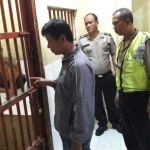 Petugas saat mengecek para tahanan Polsek Tambaksari.
