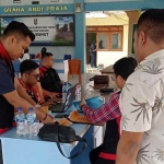 Tim Penyidik Kejari Tuban saat melakukan penggeledahan di Kantor Desa Bunut dan Kedungsoko. (Ist)