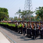 Kapolresta Sidoarjo Kombes Pol. Zain Dwi Nugroho saat memimpin apel pengamanan.