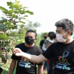 LIRIK POTENSI: Mas Iin melihat kebun kelengkeng yang dikelola BUMDes Simoketawang Wonoayu, belum lama ini. foto: ist