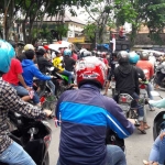 Ribuan massa ketika demo di depan DPRD Gresik. foto: SYUHUD/ BANGSAONLINE