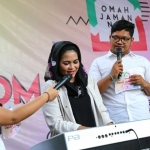 Di depan Anak Milenial, Cawagub Jatim nomor urut 2 Puti Guntur Soekarno tampak terampil memainkan keyboard saat bernyanyi lagu 