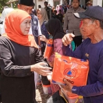 Gubernur Jawa Timur Khofifah Indar Parawansa saat menyerahkan bantuan kepada warga terdampak bencana gempa di Situbondo.
