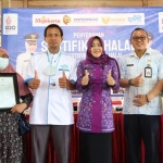 Bupati Ikfina bersama pengusaha IKM saat menyerahkan sertifikat halal. 