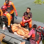 Salah satu pasangan kekasih yang diduga bunuh diri bersama di Sungai Karah ditemukan oleh BPBD Linmas Surabaya, Kamis (21/9/2023)