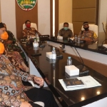 Wali Kota Pasuruan Raharto Teno Prasetyo, S.T. (belakang paling ujung) dan Forkopimda saat mengikuti arahan Presiden Joko Widodo melalui vicon.