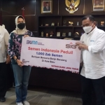 GM of Corporate Communication Semen Indonesia, Fardhi Sjahrul Ade menyerahkan bantuan secara simbolis kepada Wali Kota Batu, Dewanti Rumpoko didampingi oleh Senior Manager of Public Relation & CSR Semen Indonesia, Setiawan Prasetyo.