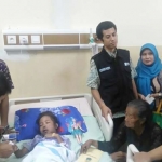 Kapolres Pasuruan, AKBP M. Aldian, S.I.K., M.H ketika mengunjungi korban yang mesih mendapatkan perawatan di RSUD Bangil.