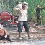 ?Sulitnya medan membuat distribusi material TMMD 105 di Trenggalek harus dipanggul.