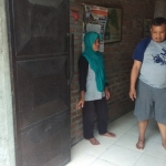 Hadi menunjukkan pintu rumahnya di Desa Sruni Gang Nangka, Kec. Gedangan.