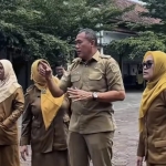 Taufiqul Ghoni (tengah), Kepala Dinas Koperasi dan Perdagangan Kabupaten Pasuruan