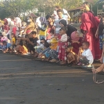 Suasana pelepasan tukik atau anak penyu di Pantai Pulau Santen, Kelurahan Karangrejo, Banyuwangi.