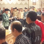 Bupati Sambari saat mengambil sumpah pejabat dalam mutasi jabatan beberapa waktu yang lalu. foto: SYUHUD/ BANGSAONLINE