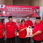 Pembagian paket makanan kepada balita yang dilakukan PDIP Surabaya