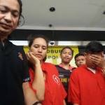 Sepasang kekasih yang melakukan pencurian didampingi Kasat Reskrim Polrestabes Surabaya, AKBP Takdir Matanette.