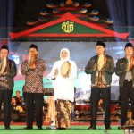 Gubernur Jawa Timur Khofifah Indar Parawansa didampingi Bupati Pasuruan Irsyad Yusuf dan Wakil Bupati Pasuruan Mujib Imron menabuh rebana sebagai tanda pembukaan Pospeda ke-8 Jawa Timur 2019, Jumat malam (1/11/2019). foto: Istimewa/ BANGSAONLINE.com