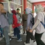 Sekda saat menuju Gedung Bappeda. foto: SOFFAN/ BANGSAONLINE