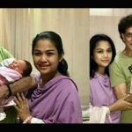 Ahmad Albar bersama istrinya Dewi Sri Astuti menggendong bayinya. foto: tabloidbintang.com
