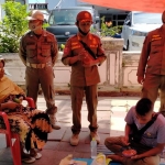 Satpol PP Pamekasan saat melakukan sosialisasi kepada para PKL. (foto: ist).