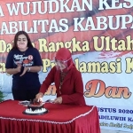 Dari kiri: Kepala Dinsos Kabupaten Kediri Suharsono, Koordinator Relawan Gotong Royong Kediri Irma Yulianti, Ketua PDKK Umi Salamah, dan Camat Ngadiluwih Harminto. (foto: MUJI HARJITA/ BANGSAONLINE)