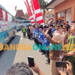 Bupati Mojokerto, Ikfina Fahmawati, saat melepas keberangkatan jamaah calon haji. Foto: YUDI EKO PURNOMO/BANGSAONLINE
