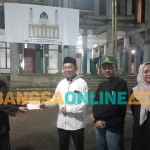 Ketua Umum Laskar Kamil, Rendy Prasetyo Herlambang atau yang akrab disapa Mas Rendy, saat menyalurkan bantuan ke K.H Khoiron Habibulloh selaku Takmir Masjid Nurul Hikmah, Bangkalan. Foto: AHMAD FUAD/BANGSAONLINE