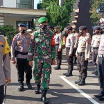 Kapolres Kediri Kota AKBP Miko Indrayana saat mengecek kesiapan Pasukan Pengamanan Natal dan Tahun Baru di Mapolres Kediri Kota, Senin (21/12/2020). (foto: MUJI HARJITA/ BANGSAONLINE)