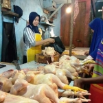 Devi, salah seorang pedagang daging ayam.

