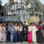 Para peserta CommTech Camp Insight 2025 dari berbagai negara di depan ikon ITS World Class University. (Ist)