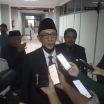 Wakil Bupati Jember KH Mohammad Balya Firjoun Barlaman saat menjawab pertanyaan wartawan terkait ketidakhadiran Bupati Hendy dalam rapat paripurna.