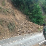 Jalur Pacitan-Ponorogo yang tertimpa longsor.