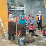Ibu-ibu PKK saat mengikuti simulasi pemadaman api yang dilakukan FRPB Pamekasan, Senin (9/1/2023)