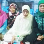 Gubernur Jawa Timur terpilih Khofifah Indar Parawansa bersama Nyai Hj Fatimah (Sekretaris PC Muslimat NU Kota Surabaya, nomor 2 dari kanan),  Hj Maimunah Saroh (mantan pengurus Fatayat PW NU Jawa Timur, nomor tiga agak di belakang) dan Nyai Hj Masfufah Hasyim (Wakil Ketua PC Muslimat NU Kota Surabaya (paling kiri berkerudung merah). foto: bangsaonline.com