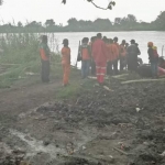 Tim SAR hendak melakukan pencarian setelah mayat yang sempat mengambang hanyut lagi.