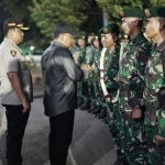 Kapolres mendampingi Wawali Probolinggo saat penyambutan pasukan Satgas Yonzipur Kostrad.